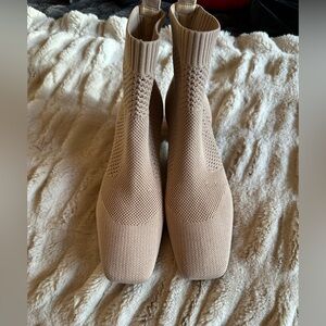 Vivaia size 9 cream boots.